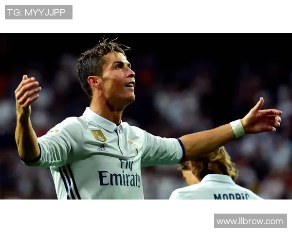 罗马与皇马的传奇对决C罗的巅峰时刻再现足球历史的辉煌瞬间